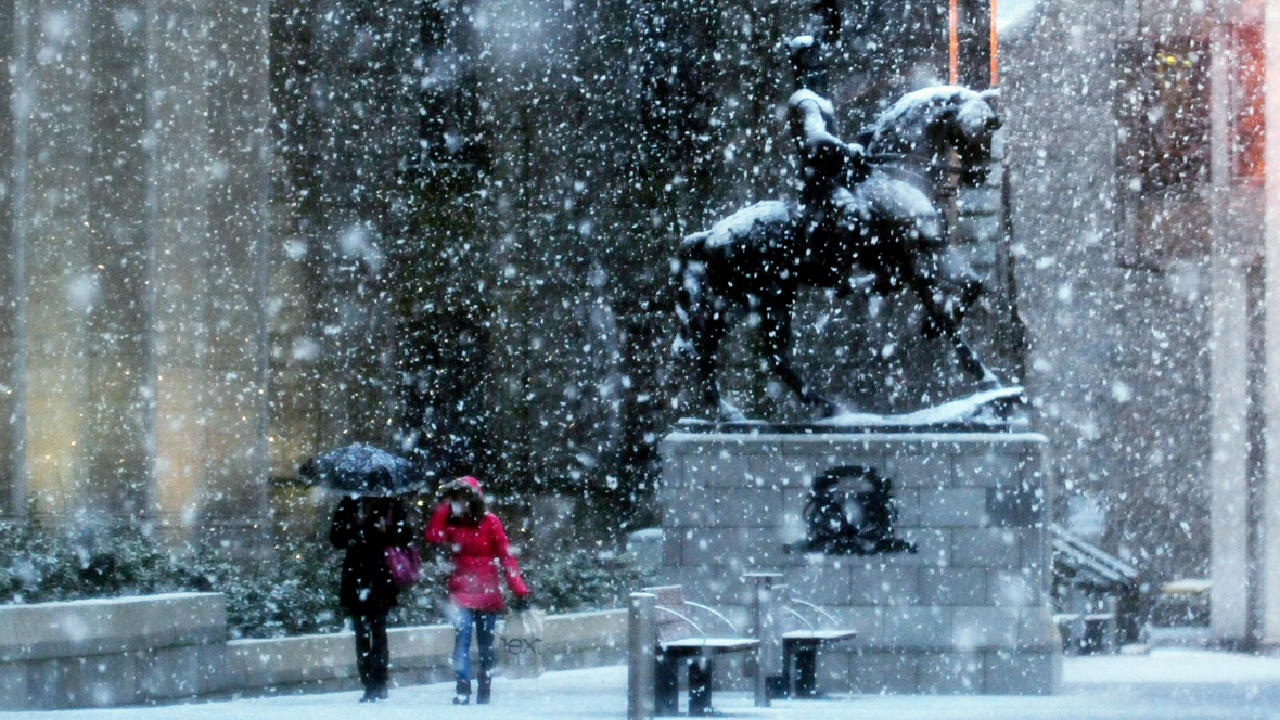 Heavy snow in northeast causes problems for motorists and schools