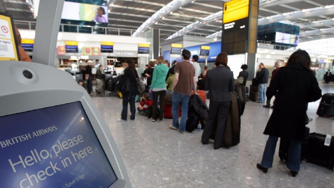 Αποτέλεσμα εικόνας για Heathrow Terminal 3 suspend departures following airport security issue