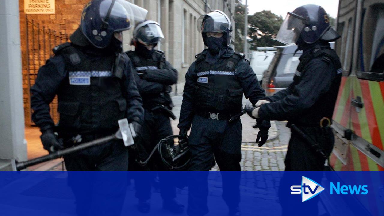 Police in 'riot gear' at ongoing incident in Renfrewshire