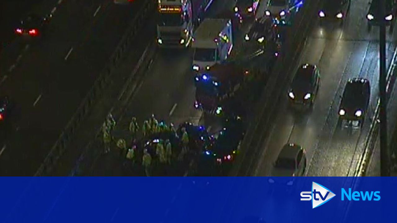 Kingston Bridge closed after 'multivehicle' crash