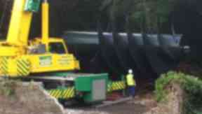 Aberdeen: Engineers install 25-tonne hydro screw.