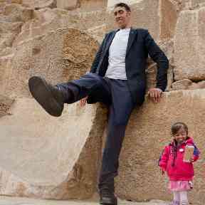 Sultan Kosen lifts his leg as Jyoti Amage takes a selfie.