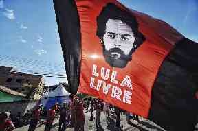 A supporter holds a flag that reads “Free Lula,” in front of the Federal Police Department
