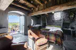 Hints of tartan for Scottish hobbits.