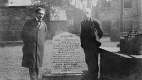 Houdini at the grave of John Anderson.