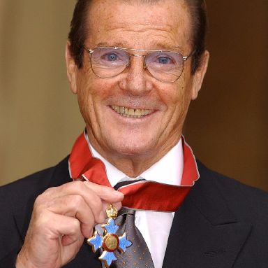 539936-sir-roger-moore-with-his-knighthood-at-buckingham-palace-in-2003.jpg